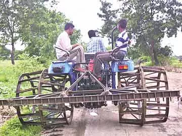 ఎలకుర్తి శివారులో రోడ్డుపై వెళుతున్న కేజీవీల్స్‌ ట్రాక్టర్‌ - Sakshi