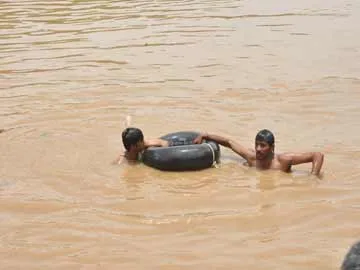 కాలువ మింగేస్తోంది