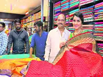 ఆర్.ఎస్.బ్రదర్స్ షోరూమ్ ప్రారంభించిన రాశీకన్నా