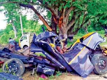 రోడ్డు ప్రమాదాల్లో ఆరుగురి మృతి - Sakshi