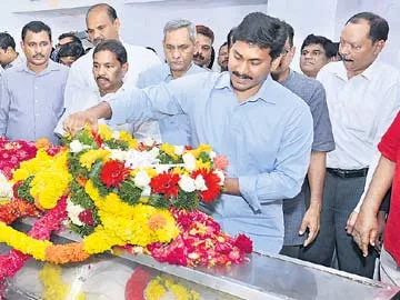 హక్కుల యోధుడికి అశ్రు నివాళి - Sakshi