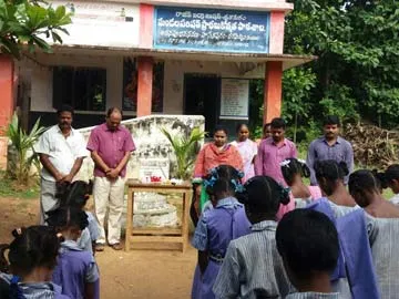 : హుస్సేనుపురం ప్రాథమికోన్నత పాఠశాలలో వీర జవాన్లుకు అంజలి ఘటిస్తున్న ఉపాధ్యాయులు,విద్యార్థులు