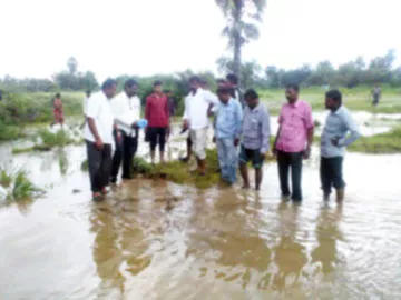 ముంపుప్రాంతాలను పరిశీలించిన ఎమ్మెల్యే