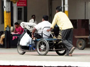 ప్రధాన రైల్వే  స్టేషన్లలో బ్యాటరీ కారు సేవలు..!