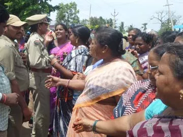 కొల్లేరుకు తూట్లు - Sakshi