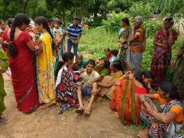 ప్రభుత్వ ఆస్పత్రి వద్ద రోదిస్తున్న మృతుల బంధువులు - Sakshi