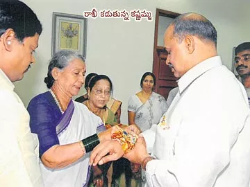 ఆ కుటుంబంతో నాలుగు పదుల అనుబంధం మాది - Sakshi