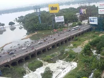 ప్రమాదకర స్థాయిలో హుస్సేన్ సాగర్