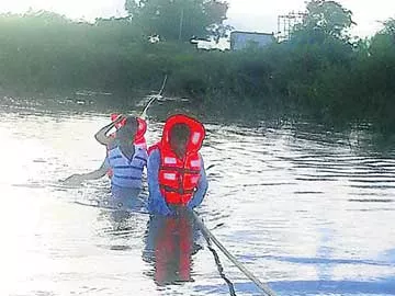 సింగూరు వరదలో చిక్కుకున్న కార్మికులు - Sakshi