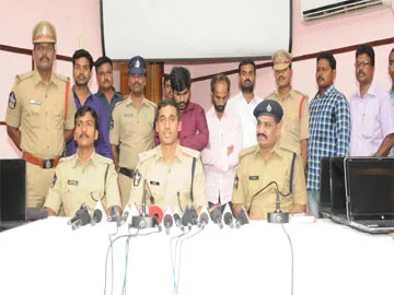 సాఫ్ట్వేర్ ఇంజినీర్లు, విద్యార్థులే అతడి టార్గెట్