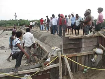 ఘాట్‌ నిర్మాణ పనులను అడ్డుకున్న కూలీలు