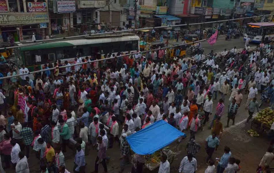 కొత్తగూడెం కొత్త జిల్లా ఏర్పాటతో ర్యాలీ నిర్వహిస్తున్న టీఆర్‌ఎస్‌ శ్రేణులు