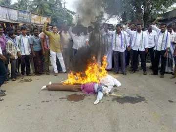 హోదాపై భగ్గుమన్న ఏపీ...బంద్ సంపూర్ణం - Sakshi