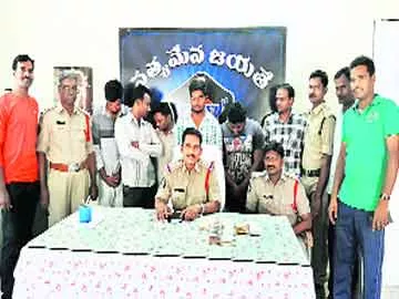 ఐపీఎల్ బెట్టింగ్ నిందితుల అరెస్టు - Sakshi