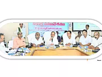 రెవెన్యూ’ సమస్యలు పరిష్కరించాలి.. - Sakshi