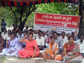 గాజులమండ్యం ఎస్వీ షుగర్‌ కర్మాగారం వద్ద ధర్నా చేస్తున్న కార్మికులు