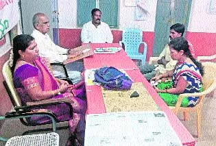 కౌన్సెలింగ్‌లో దంపతుల రాజీ - Sakshi