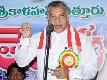 కవి సమ్మేళనంలో మాట్లాడుతున్న యార్లగడ్డ లక్ష్మీప్రసాద్‌