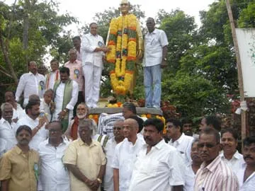 నేటి రాజకీయాల్లో విలువలు పతనం