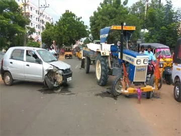 కారు, ట్రాక్టర్‌ ఢీ - Sakshi