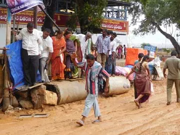 పాట్లు  ఫీట్లు - Sakshi