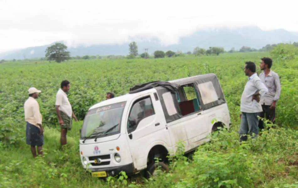 పంటపొలాల్లోకి దూసికెళ్లిన పాఠశాల వ్యాన్‌ - Sakshi