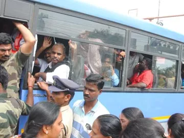 వామపక్ష నాయకులను అరెస్టు చేస్తున్న పోలీసులు