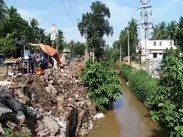 వ్యాపారులపై ఉక్కుపాదం - Sakshi