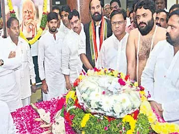 పీవీ రాజేశ్వరరావుకు కన్నీటి వీడ్కోలు - Sakshi