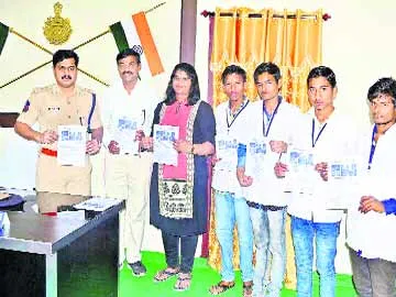 యువత వ్యసనాలకు దూరంగా ఉండాలి - Sakshi