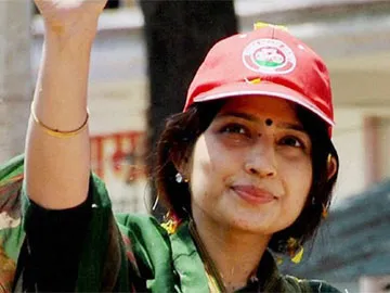 అమిత్షాను టార్గెట్ చేసిన అఖిలేశ్ భార్య - Sakshi