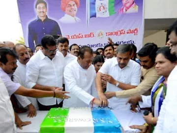 ఘనంగా వైఎస్ఆర్ సీపీ ఆవిర్భావ వేడుకలు - Sakshi