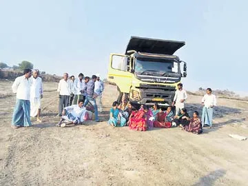 గోలివాడలో నిర్వాసితుల ఆందోళన - Sakshi