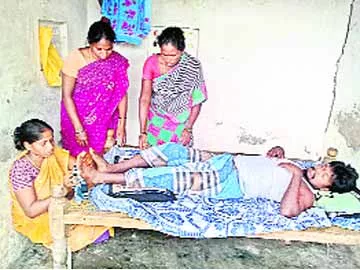 గిరిజనుడిపై పోలీసుల దాష్టీకం - Sakshi