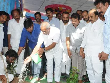 మృతులకు వైఎస్‌ వివేకా నివాళి - Sakshi