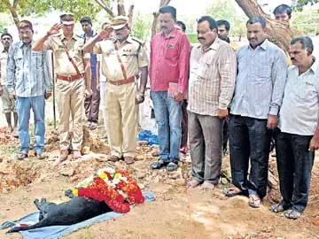 బాంబ్‌ స్క్వాడ్‌ డాగ్‌ ‘వాఘా’ మృతి - Sakshi