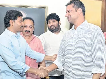 వైఎస్సార్‌సీపీలోకి ‘కోటగిరి’ తనయుడు - Sakshi