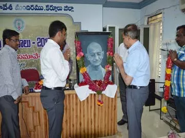 గాంధీజీకి ఘనంగా నివాళి