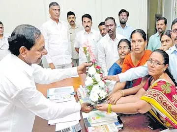 వీవోఏల జీతం రూ. 5 వేలు - Sakshi