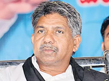 మాకు వెన్నుపోటు పొడిచారు: మందకృష్ణ - Sakshi