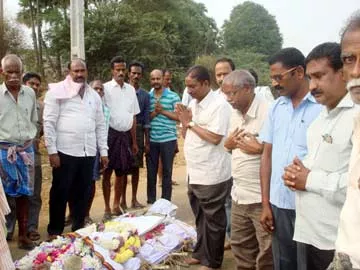 సస్పెన్షన్‌కు గురైన ఈఓ ఆత్మహత్య