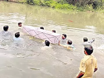 అంత్యక్రియలకు అరటిబోదెలే సాయం..