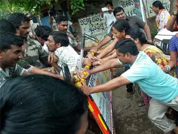 తుందుర్రులో టెన్షన్‌