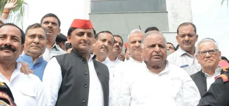 Mulayam, Akhilesh share public space