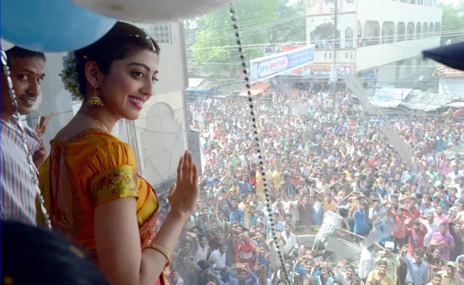 Pranitha in Mahabubabad to open a shopping mall - Sakshi