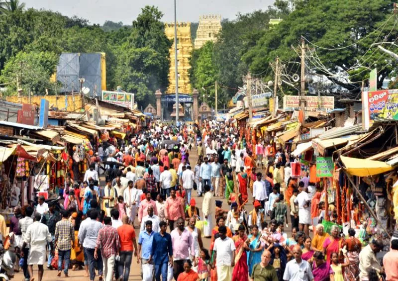 Rush of devotees in sreesailam temple 