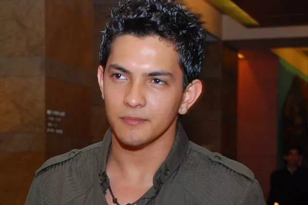 Aditya Narayan Misbehaves With Airport Staff