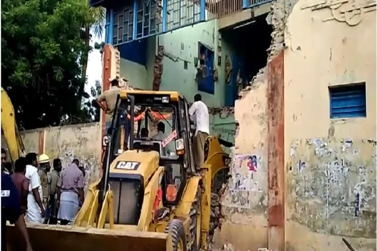 Eight dead as roof of bus stand collapses in Tamilnadu