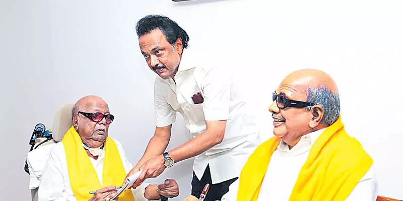 Karunanidhi Gives Rare 'Darshan' to DMK Cadre