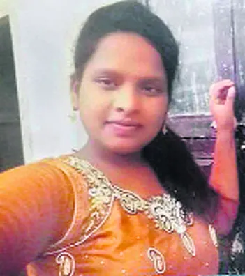 Nusring student committs suicide in Tanuku - Sakshi